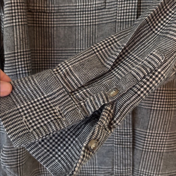 Banana Republic women’s white and Black Plaid Flannel Shirt - Picture 5 of 6